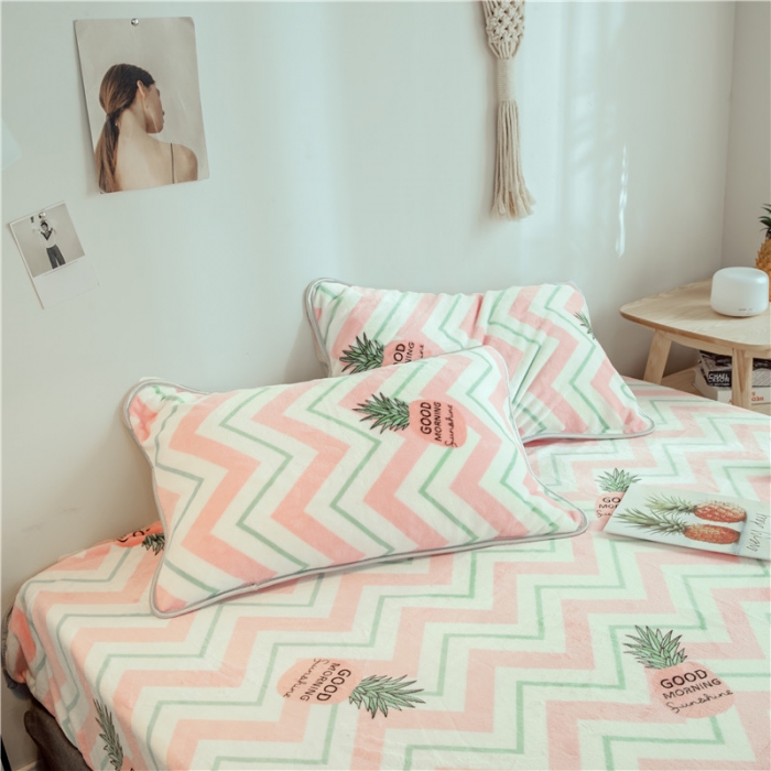 91家纺网 家纺一手货源 找家纺 昔可家纺 2018新款牛奶绒四件套 线条菠萝