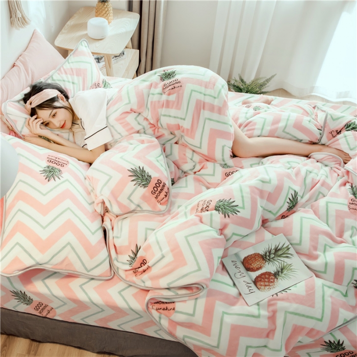 91家纺网 家纺一手货源 找家纺 昔可家纺 2018新款牛奶绒四件套 线条菠萝