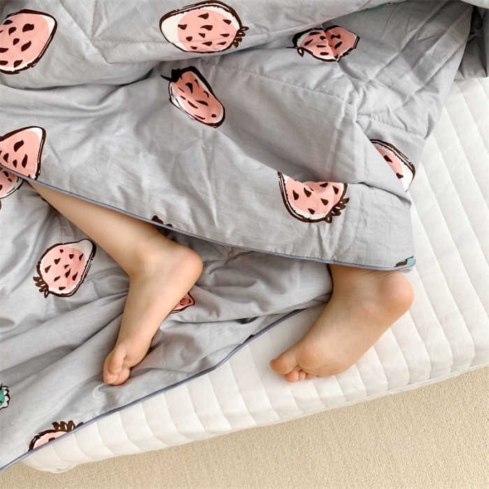 91家纺网 家纺一手货源 找家纺 昔可 2019新款纯棉夏被 小草莓灰