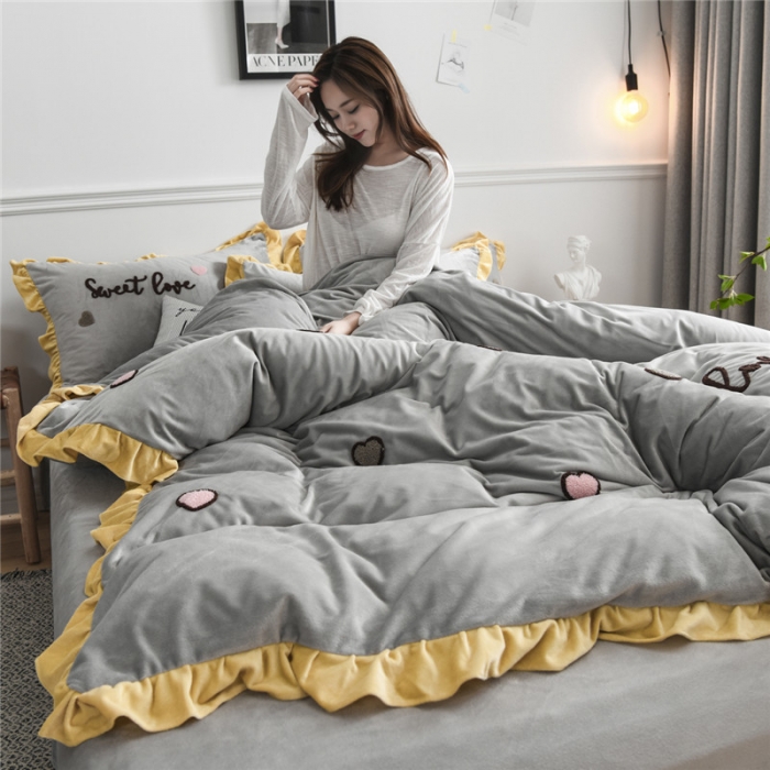 91家纺网 家纺一手货源 找家纺 （总）昔可 2019新款COCO宝宝绒毛巾绣四件套模特图