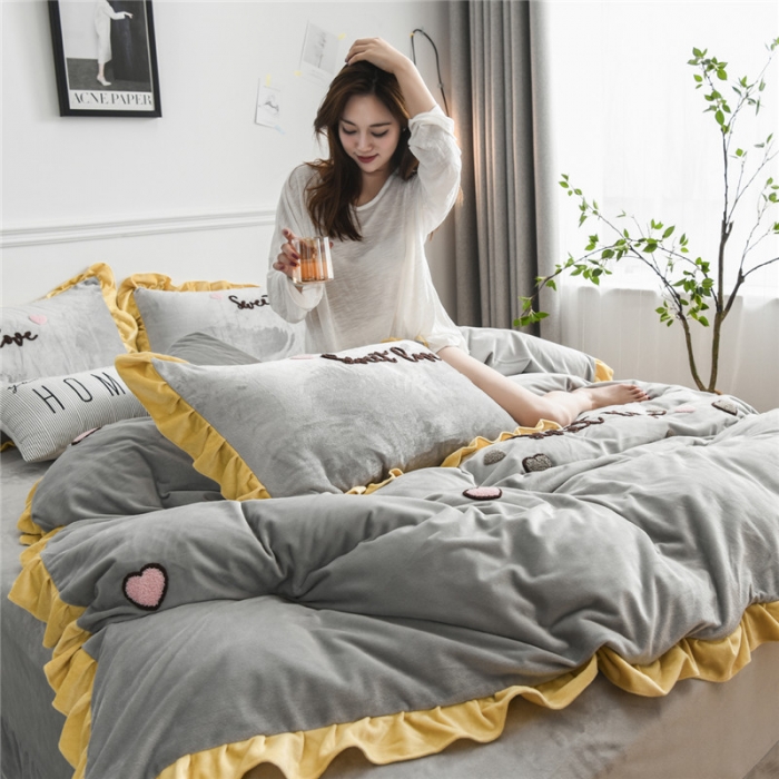 91家纺网 家纺一手货源 找家纺 （总）昔可 2019新款COCO宝宝绒毛巾绣四件套模特图