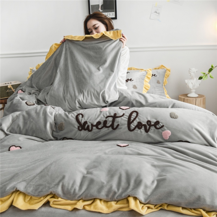 91家纺网 家纺一手货源 找家纺 （总）昔可 2019新款COCO宝宝绒毛巾绣四件套模特图