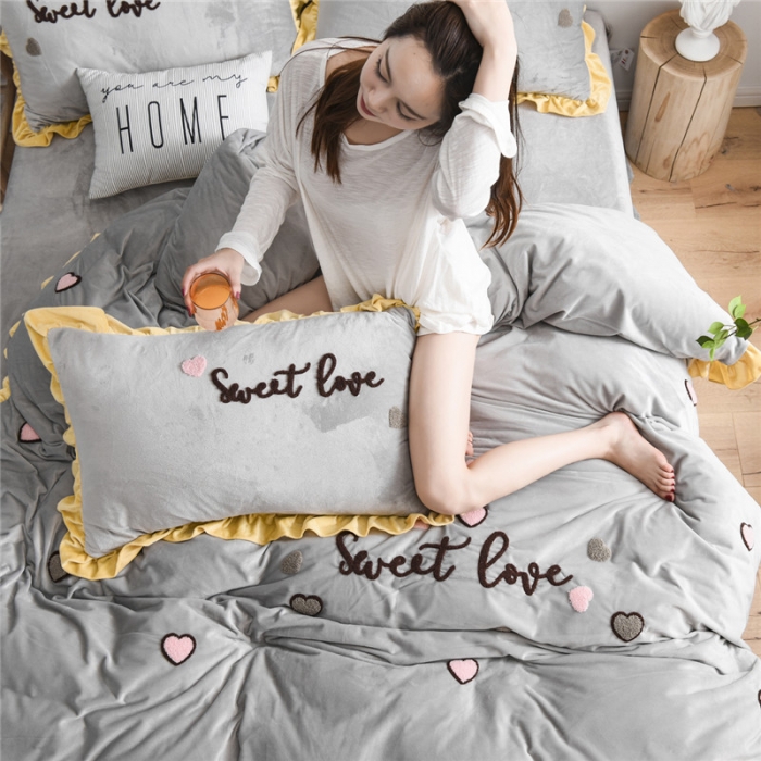 91家纺网 家纺一手货源 找家纺 （总）昔可 2019新款COCO宝宝绒毛巾绣四件套模特图