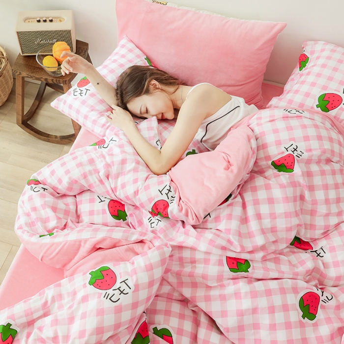 91家纺网 家纺一手货源 找家纺 昔可 2019新款13372棉加绒水果系列四件套 格子草莓