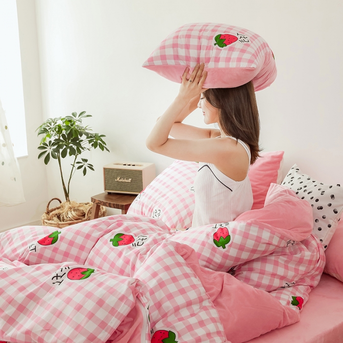 91家纺网 家纺一手货源 找家纺 昔可 2019新款13372棉加绒水果系列四件套 格子草莓