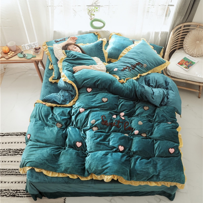 91家纺网 家纺一手货源 找家纺 昔可2019新款宝宝绒毛巾绣四件套模特图 甜心coco深墨绿