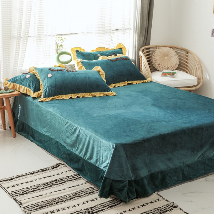 91家纺网 家纺一手货源 找家纺 昔可2019新款宝宝绒毛巾绣四件套模特图 甜心coco深墨绿