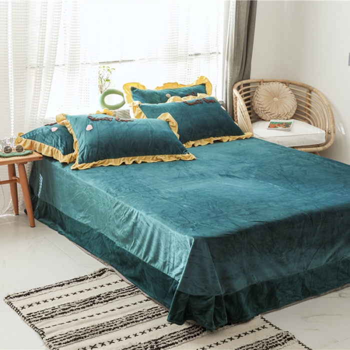 91家纺网 家纺一手货源 找家纺 昔可2019新款宝宝绒毛巾绣四件套模特图 甜心coco深墨绿