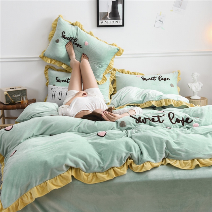 91家纺网 家纺一手货源 找家纺 昔可 2019新款宝宝绒毛巾绣四件套模特图 甜心coco豆绿