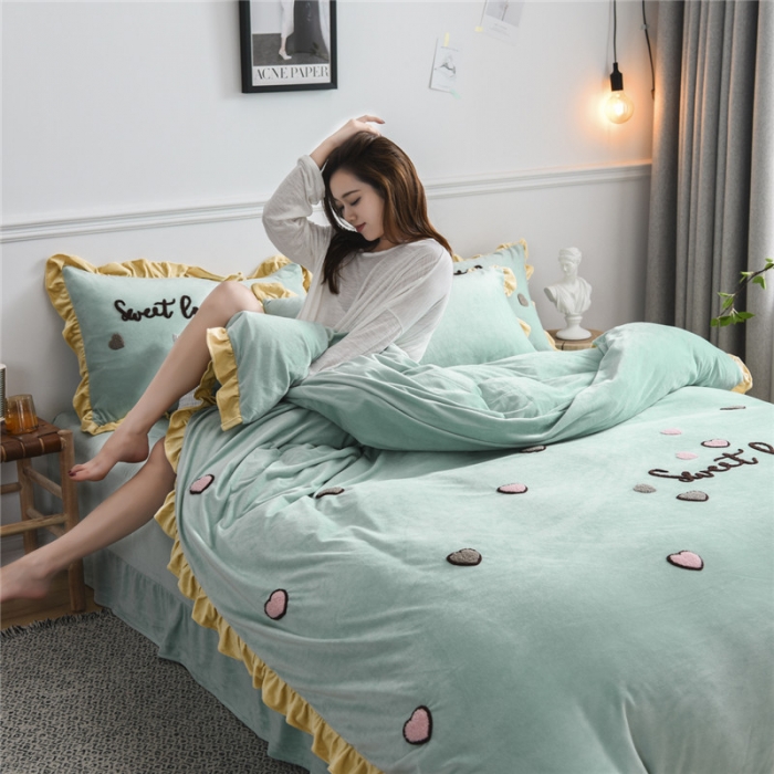 91家纺网 家纺一手货源 找家纺 昔可 2019新款宝宝绒毛巾绣四件套模特图 甜心coco豆绿