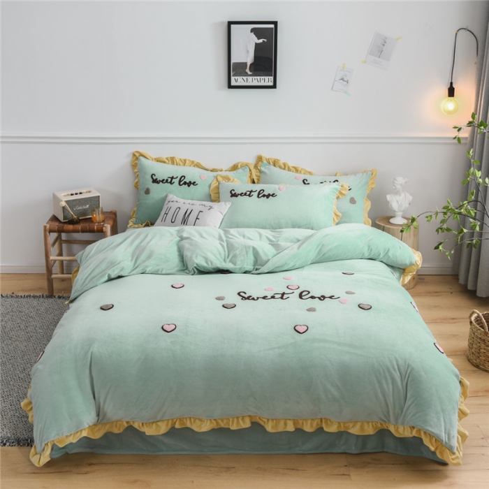 91家纺网 家纺一手货源 找家纺 昔可 2019新款宝宝绒毛巾绣四件套模特图 甜心coco豆绿