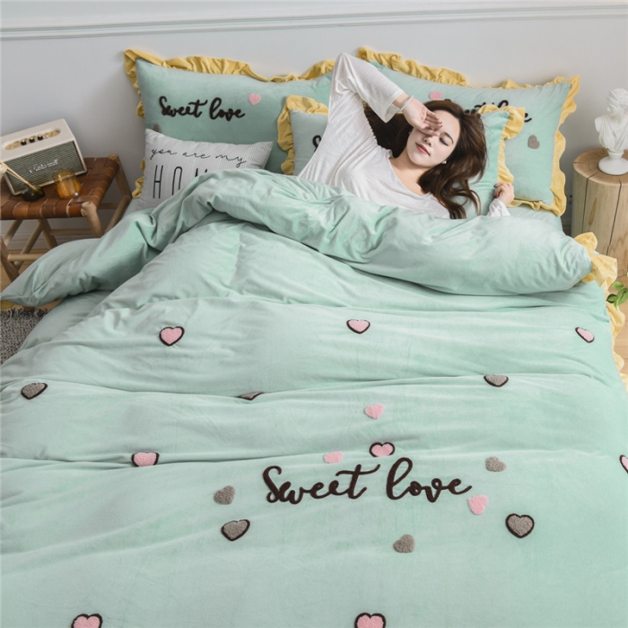 91家纺网 家纺一手货源 找家纺 昔可 2019新款宝宝绒毛巾绣四件套模特图 甜心coco豆绿