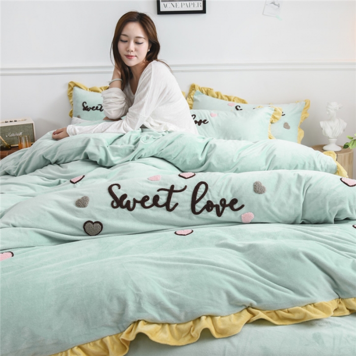 91家纺网 家纺一手货源 找家纺 昔可 2019新款宝宝绒毛巾绣四件套模特图 甜心coco豆绿