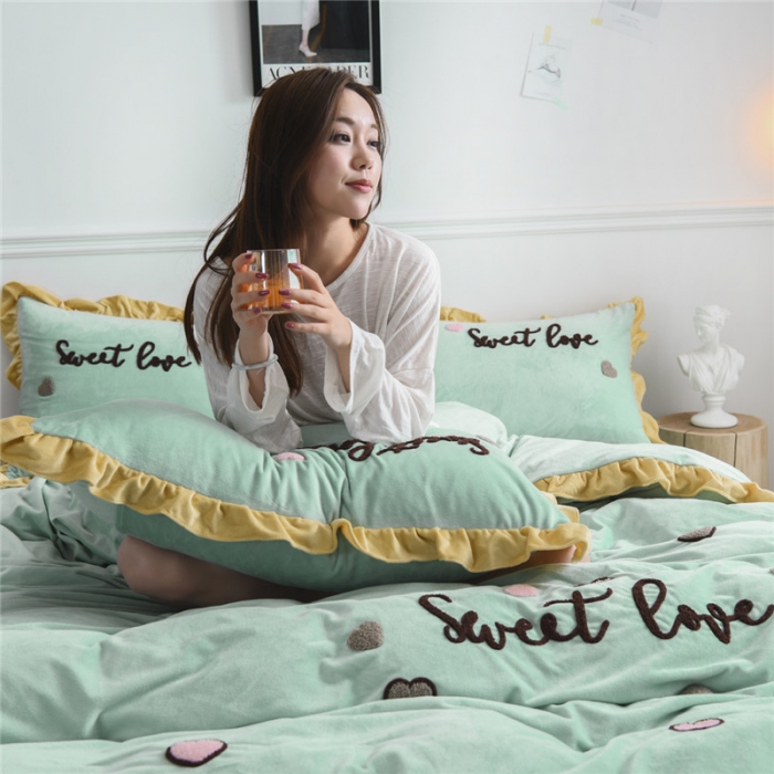 91家纺网 家纺一手货源 找家纺 昔可 2019新款宝宝绒毛巾绣四件套模特图 甜心coco豆绿