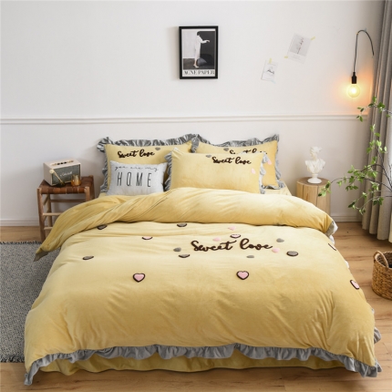 昔可 2019新款宝宝绒毛巾绣四件套模特图 甜心coco姜黄