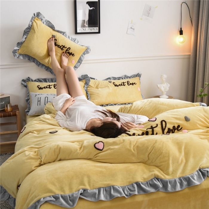 91家纺网 家纺一手货源 找家纺 昔可 2019新款宝宝绒毛巾绣四件套模特图 甜心coco姜黄