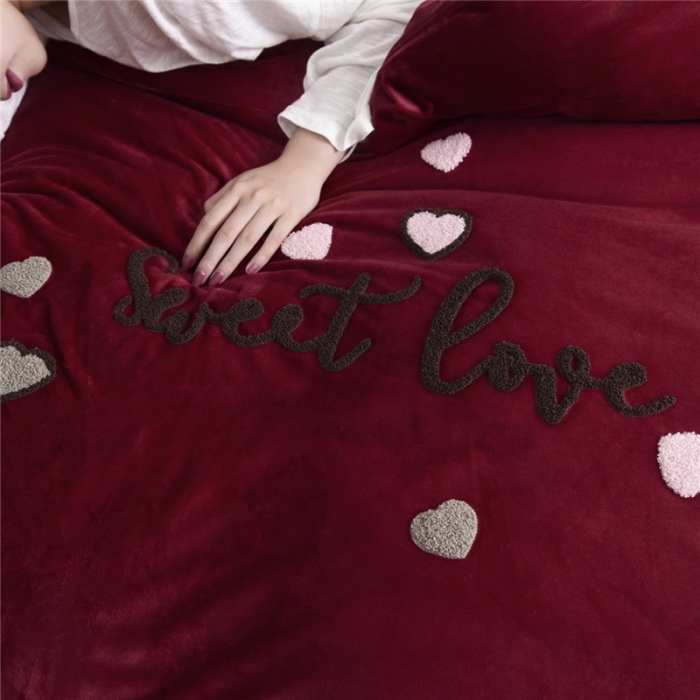 91家纺网 家纺一手货源 找家纺 昔可 2019新款宝宝绒毛巾绣四件套模特图 甜心coco酒红