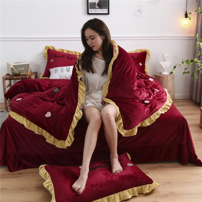 91家纺网 家纺一手货源 找家纺 昔可 2019新款宝宝绒毛巾绣四件套模特图 甜心coco酒红