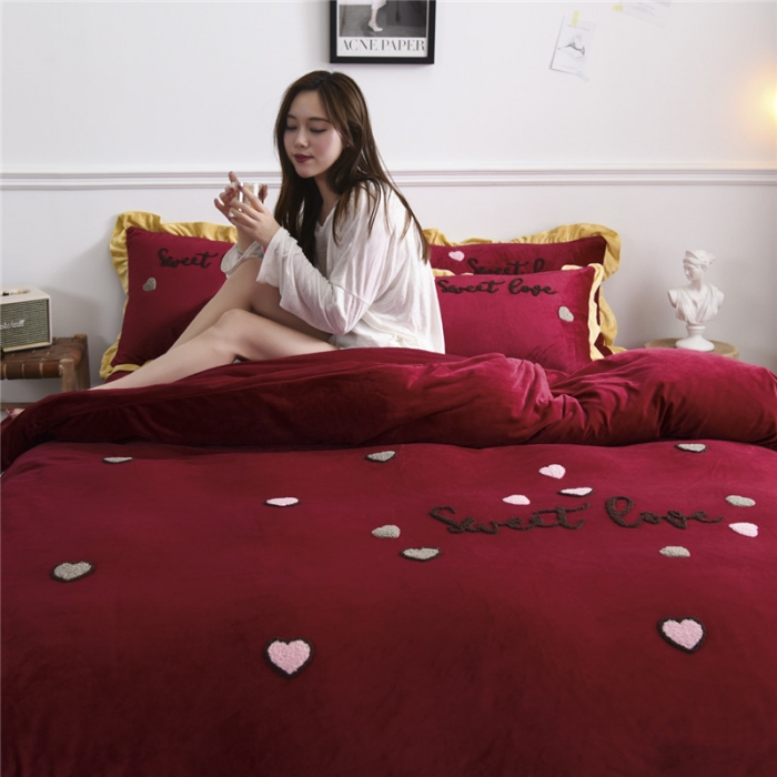 91家纺网 家纺一手货源 找家纺 昔可 2019新款宝宝绒毛巾绣四件套模特图 甜心coco酒红