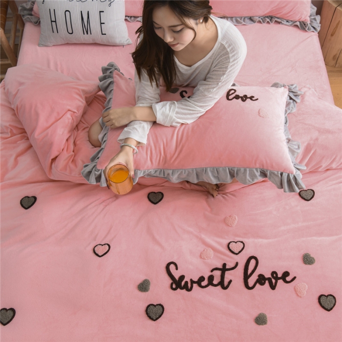 91家纺网 家纺一手货源 找家纺 昔可 2019新款宝宝绒毛巾绣四件套模特图 甜心coco玉色