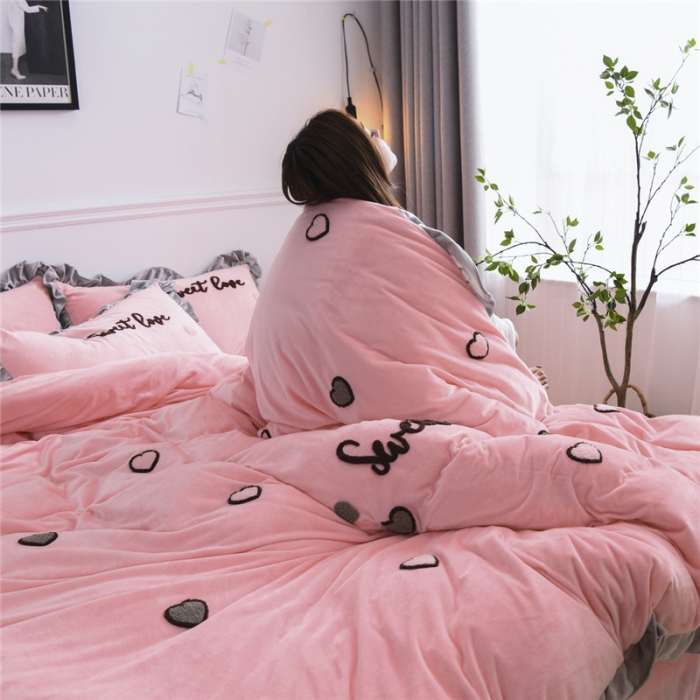 91家纺网 家纺一手货源 找家纺 昔可 2019新款宝宝绒毛巾绣四件套模特图 甜心coco玉色