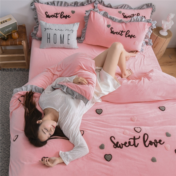 91家纺网 家纺一手货源 找家纺 昔可 2019新款宝宝绒毛巾绣四件套模特图 甜心coco玉色