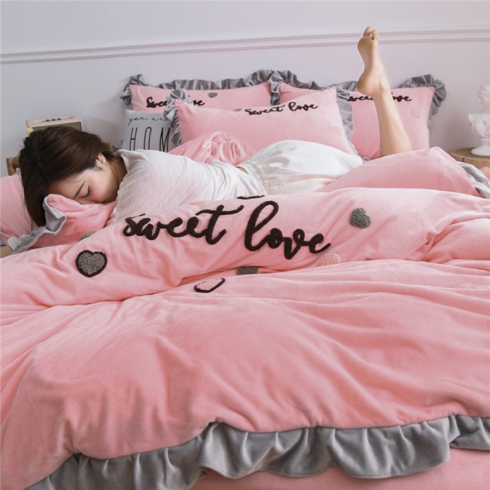 91家纺网 家纺一手货源 找家纺 昔可 2019新款宝宝绒毛巾绣四件套模特图 甜心coco玉色