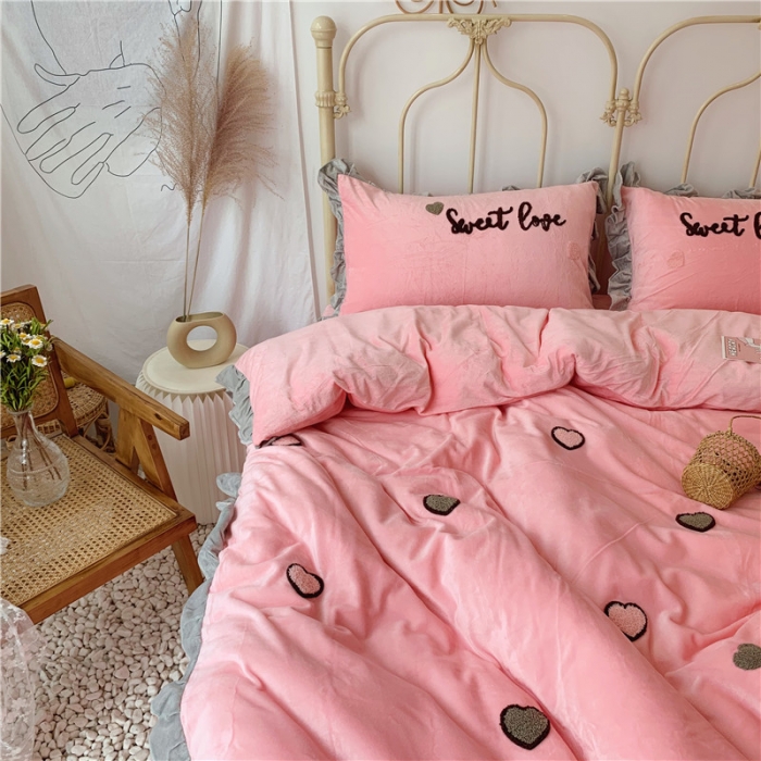 91家纺网 家纺一手货源 找家纺 昔可 2019新款COCO宝宝绒毛巾绣四件套实拍图 粉玉