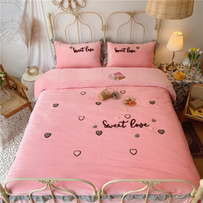 91家纺网 家纺一手货源 找家纺 昔可 2019新款COCO宝宝绒毛巾绣四件套实拍图 粉玉