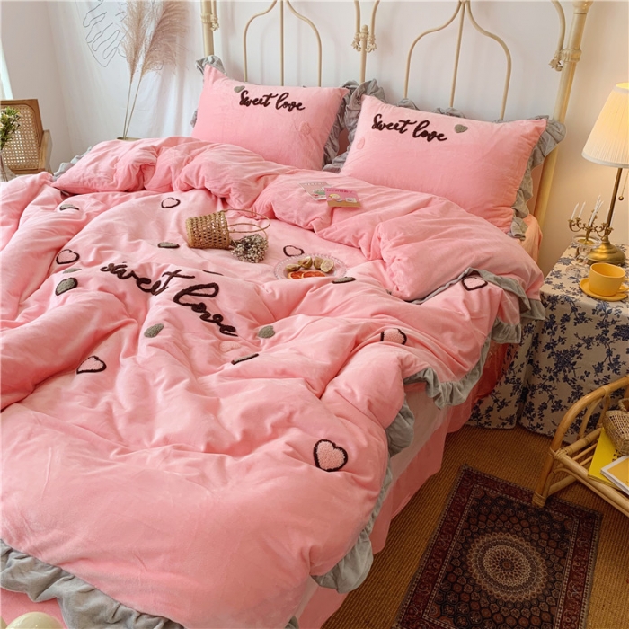 91家纺网 家纺一手货源 找家纺 昔可 2019新款COCO宝宝绒毛巾绣四件套实拍图 粉玉