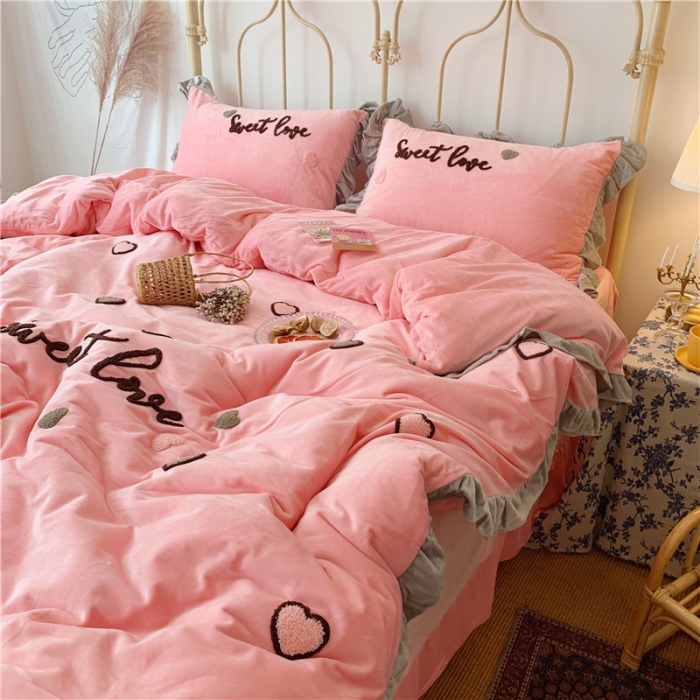 91家纺网 家纺一手货源 找家纺 昔可 2019新款COCO宝宝绒毛巾绣四件套实拍图 粉玉