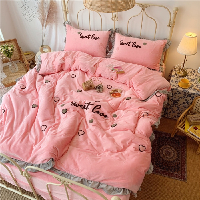 91家纺网 家纺一手货源 找家纺 昔可 2019新款COCO宝宝绒毛巾绣四件套实拍图 粉玉