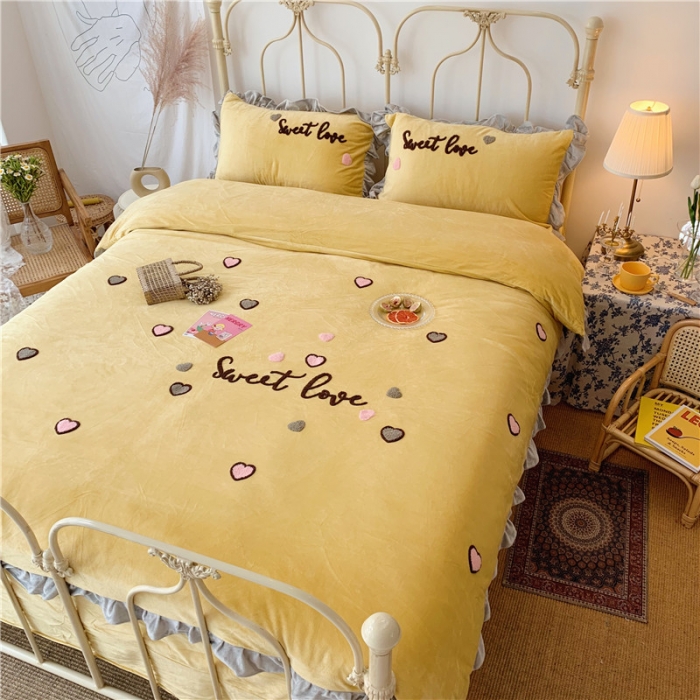 91家纺网 家纺一手货源 找家纺 昔可 2019新款COCO宝宝绒毛巾绣四件套实拍图 姜黄