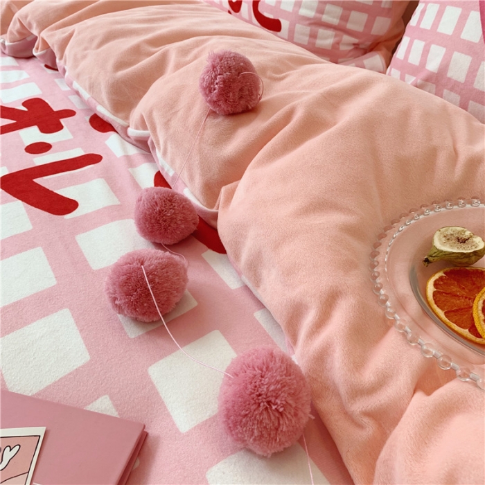 91家纺网 家纺一手货源 找家纺 昔可 2019新款设计师款韩国宝宝绒大版四件套 甜心草莓