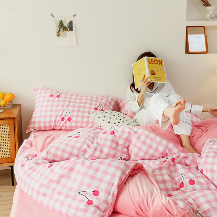 91家纺网 家纺一手货源 找家纺 昔可 2019新款13372棉加绒水果系列四件套 格子樱桃