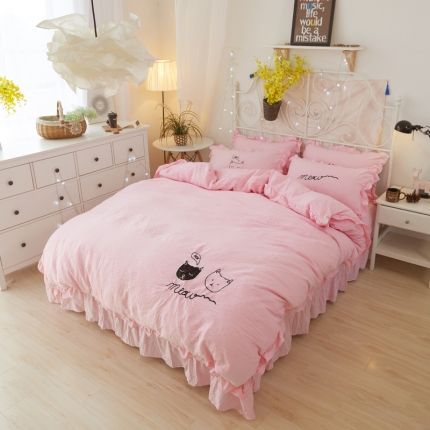 91家纺网 家纺一手货源 找家纺 简爱家纺 2025新款水洗棉绣花四件套床单款 萌猫粉红