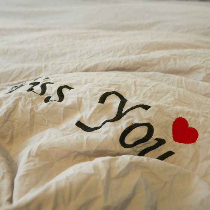 91家纺网 家纺一手货源 找家纺 简爱家纺 2025新款水洗棉绣花四件套床单款 miss灰色