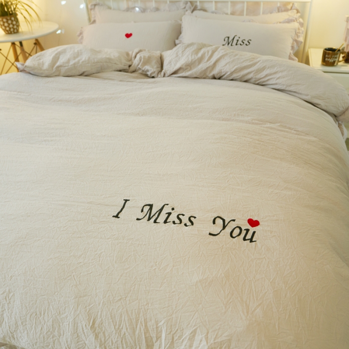 91家纺网 家纺一手货源 找家纺 简爱家纺 2025新款水洗棉绣花四件套床单款 miss灰色