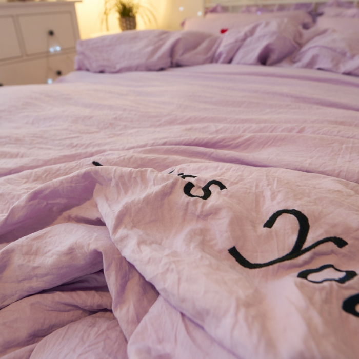 91家纺网 家纺一手货源 找家纺 简爱家纺 2025新款水洗棉绣花四件套床单款 miss浅紫