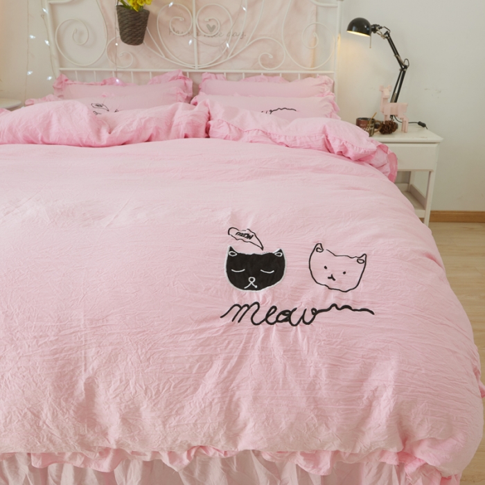 91家纺网 家纺一手货源 找家纺 简爱家纺 2025新款水洗棉绣花四件套床单款 萌猫粉红