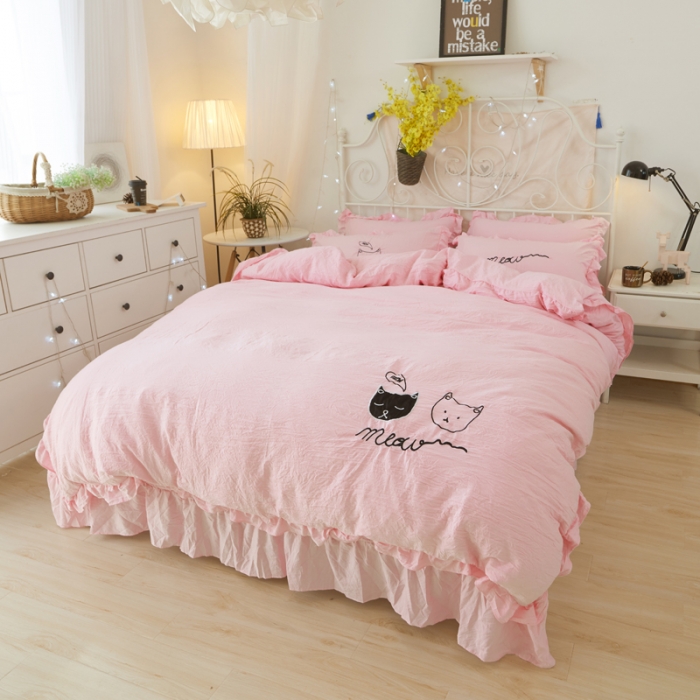 91家纺网 家纺一手货源 找家纺 简爱家纺 2025新款水洗棉绣花四件套床单款 萌猫粉红