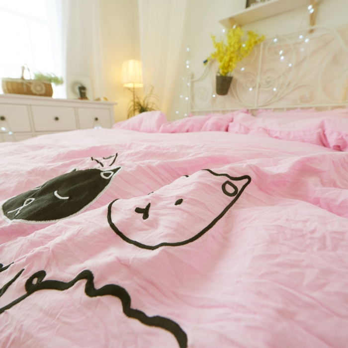 91家纺网 家纺一手货源 找家纺 简爱家纺 2025新款水洗棉绣花四件套床单款 萌猫粉红