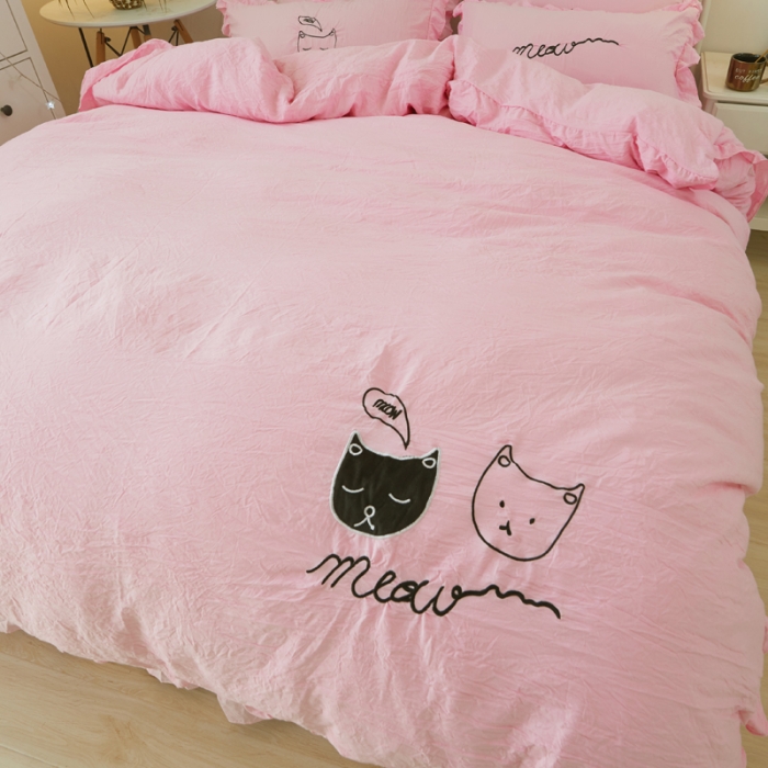 91家纺网 家纺一手货源 找家纺 简爱家纺 2025新款水洗棉绣花四件套床单款 萌猫粉红