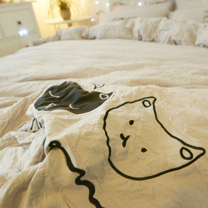 91家纺网 家纺一手货源 找家纺 简爱家纺 2025新款水洗棉绣花四件套床单款 萌猫灰色