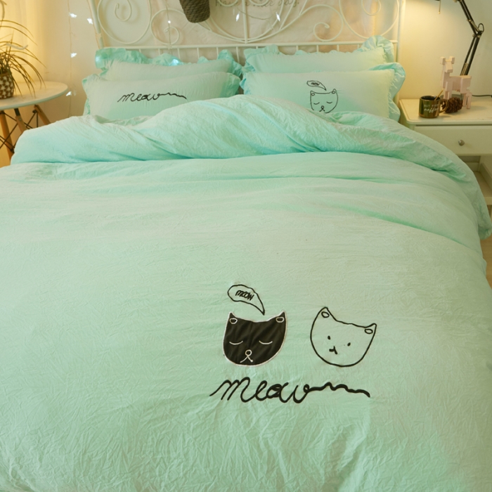 91家纺网 家纺一手货源 找家纺 简爱家纺 2025新款水洗棉绣花四件套床单款 萌猫蓝色