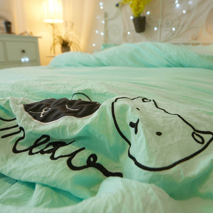 91家纺网 家纺一手货源 找家纺 简爱家纺 2025新款水洗棉绣花四件套床单款 萌猫蓝色