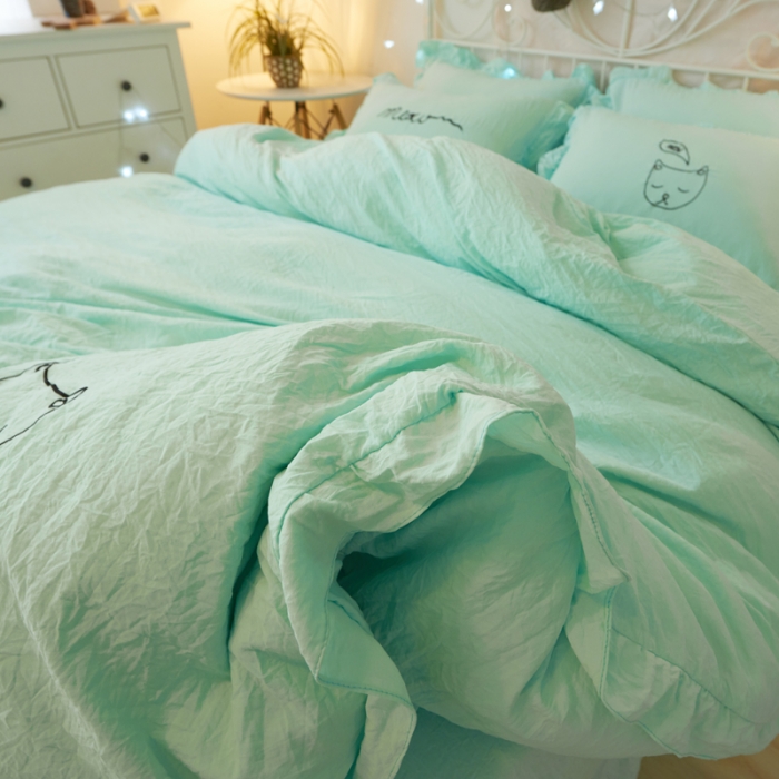 91家纺网 家纺一手货源 找家纺 简爱家纺 2025新款水洗棉绣花四件套床单款 萌猫蓝色