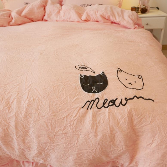 91家纺网 家纺一手货源 找家纺 简爱家纺 2025新款水洗棉绣花四件套床单款 萌猫玉色