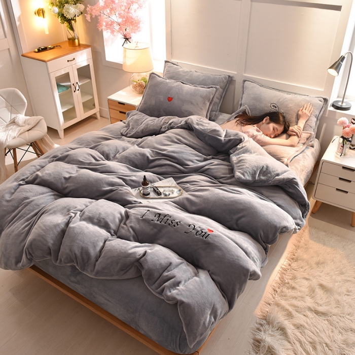 91家纺网 家纺一手货源 找家纺 简爱 2020新款双面法莱绒刺绣四件套 绒miss-银灰