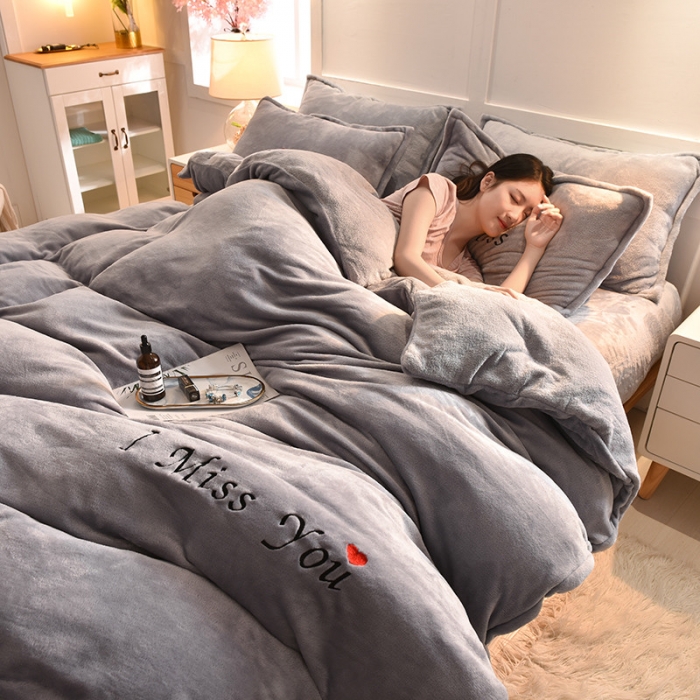 91家纺网 家纺一手货源 找家纺 简爱 2020新款双面法莱绒刺绣四件套 绒miss-银灰